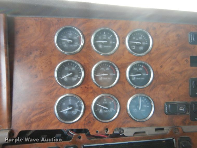 image for item HG9972 2008 Peterbilt 384  semi truck