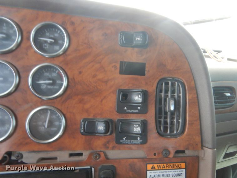 image for item HG9972 2008 Peterbilt 384  semi truck