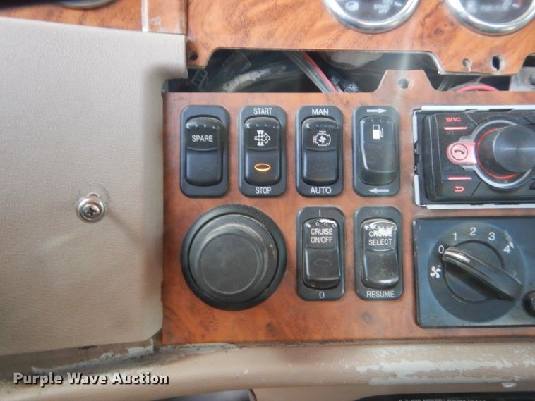 image for item HG9972 2008 Peterbilt 384  semi truck