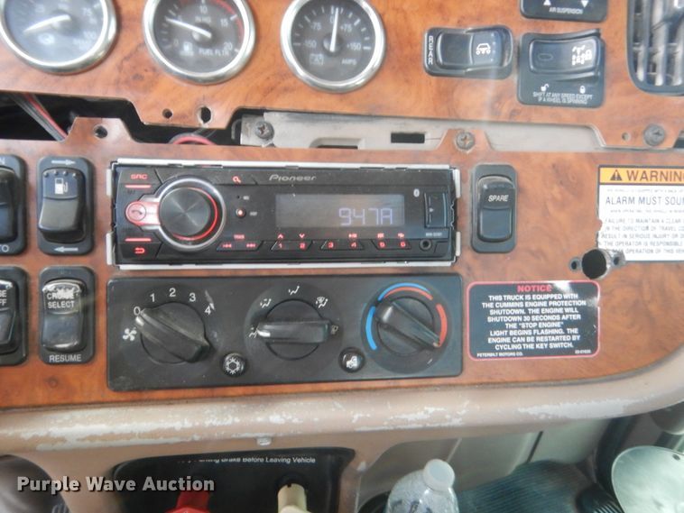 image for item HG9972 2008 Peterbilt 384  semi truck