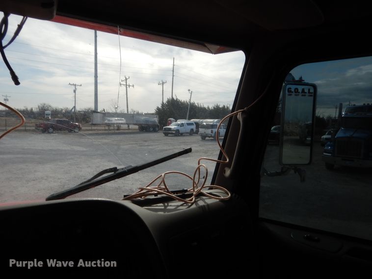 image for item HG9972 2008 Peterbilt 384  semi truck