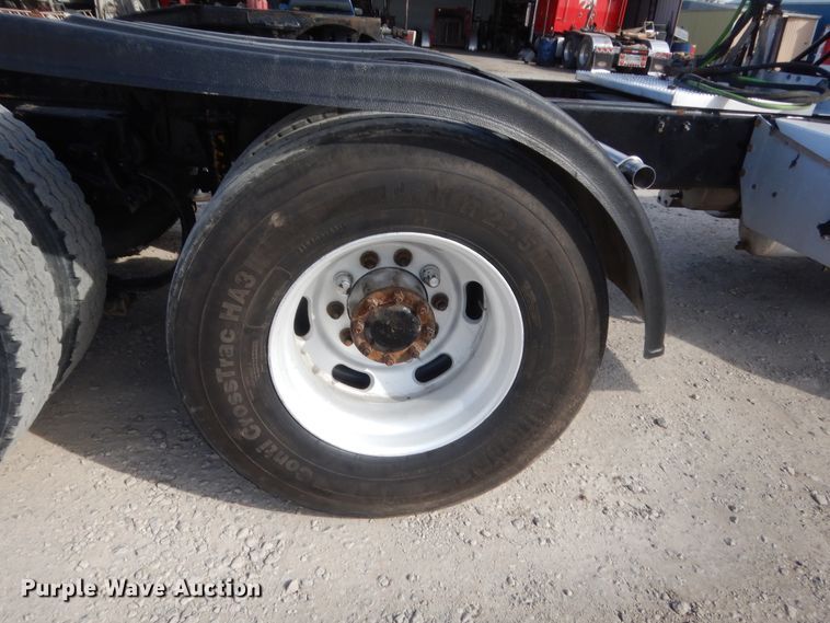 image for item HG9972 2008 Peterbilt 384  semi truck