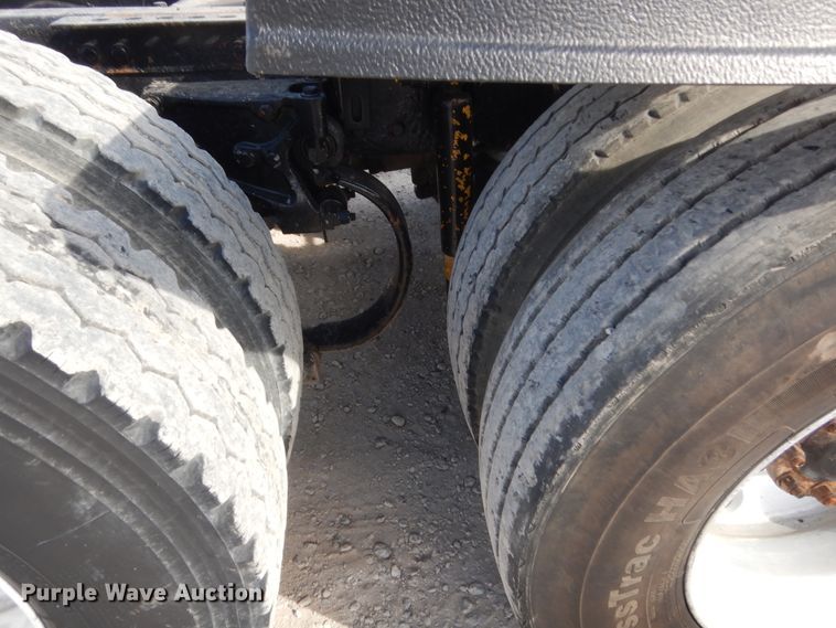 image for item HG9972 2008 Peterbilt 384  semi truck