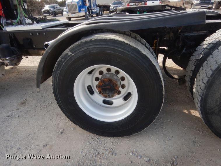 image for item HG9972 2008 Peterbilt 384  semi truck