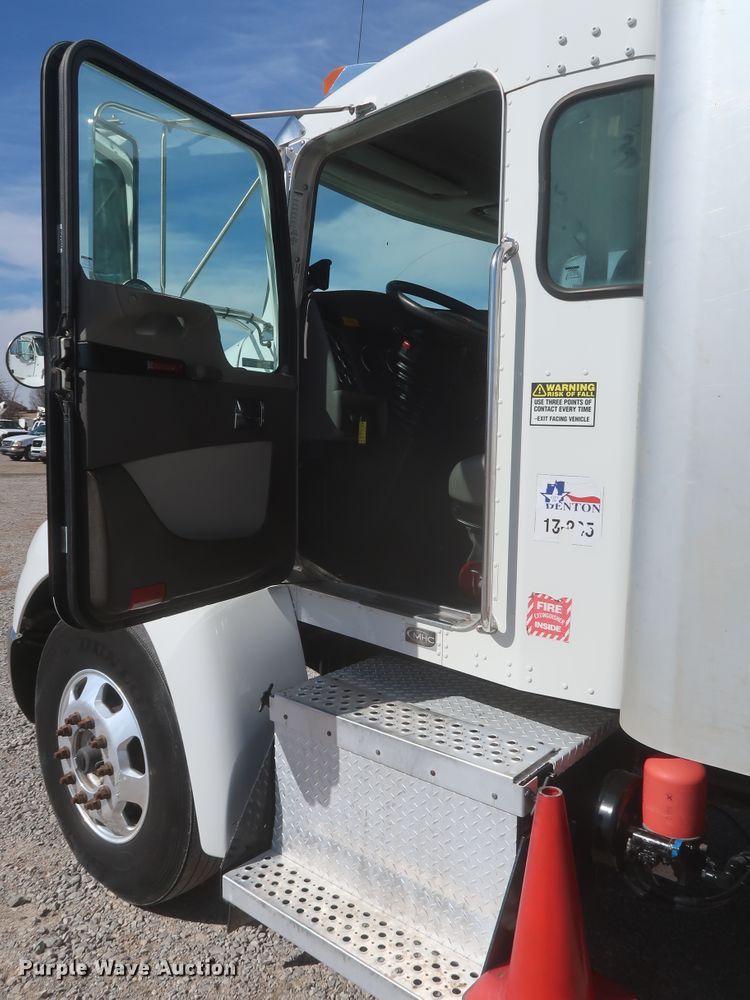 image for item HK9713 2012 Kenworth T370  box truck