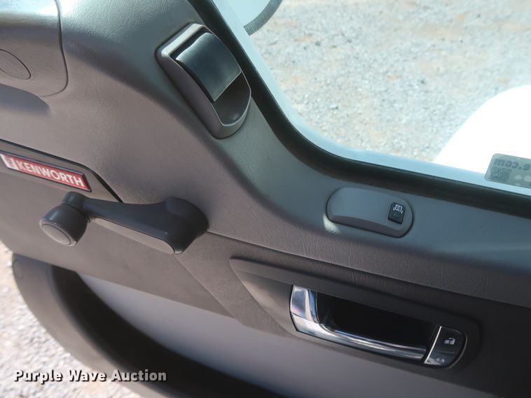 image for item HK9713 2012 Kenworth T370  box truck