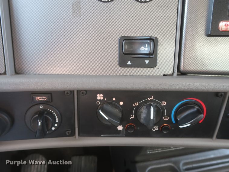 image for item HK9713 2012 Kenworth T370  box truck