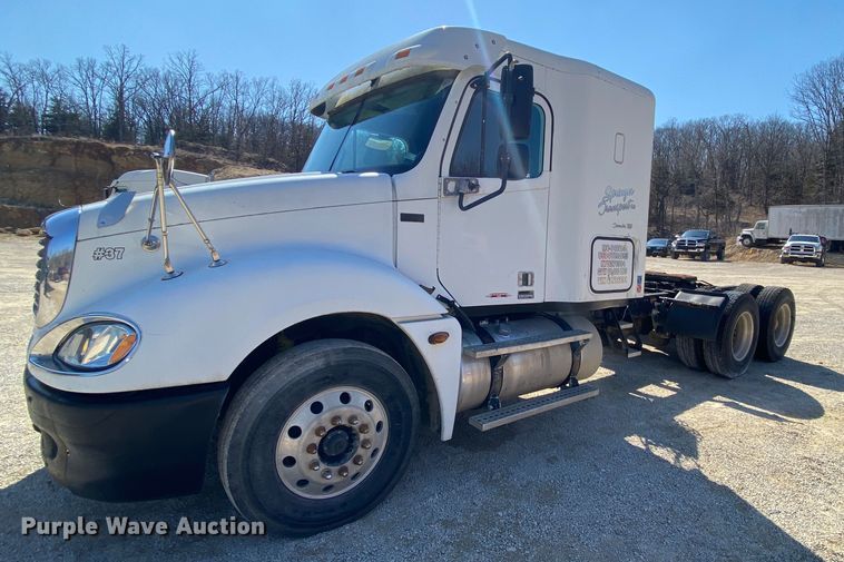 image for item HR9477 2006 Freightliner Columbia  semi truck