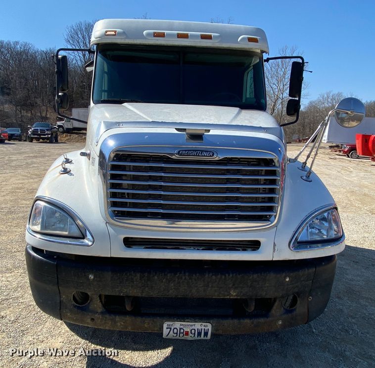 image for item HR9477 2006 Freightliner Columbia  semi truck
