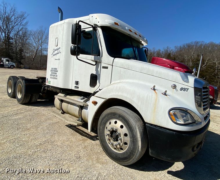 image for item HR9477 2006 Freightliner Columbia  semi truck