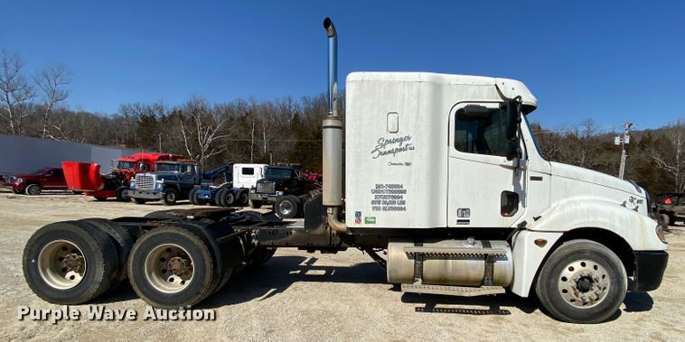 image for item HR9477 2006 Freightliner Columbia  semi truck
