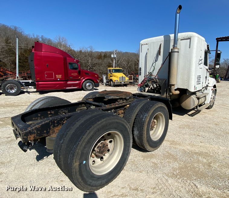 image for item HR9477 2006 Freightliner Columbia  semi truck