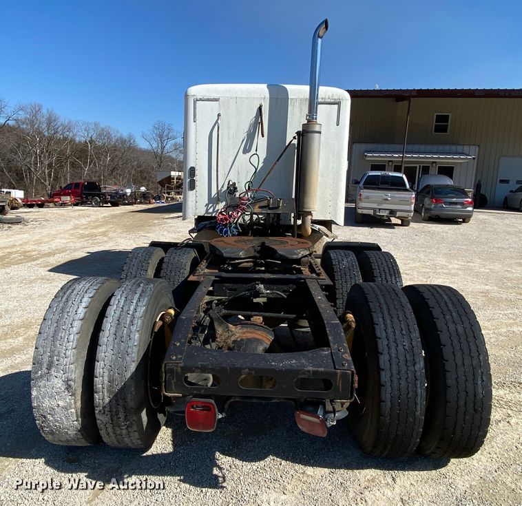 image for item HR9477 2006 Freightliner Columbia  semi truck