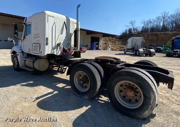 image for item HR9477 2006 Freightliner Columbia  semi truck