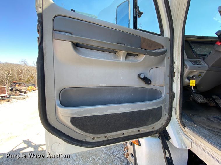 image for item HR9477 2006 Freightliner Columbia  semi truck