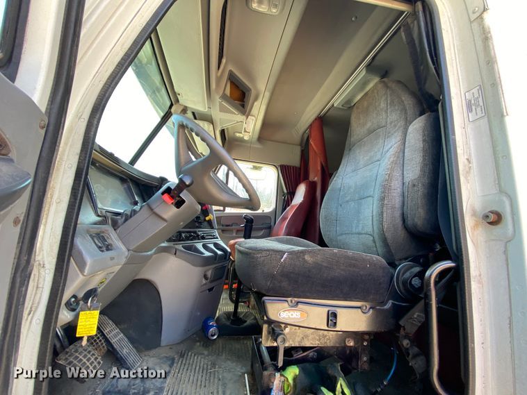 image for item HR9477 2006 Freightliner Columbia  semi truck