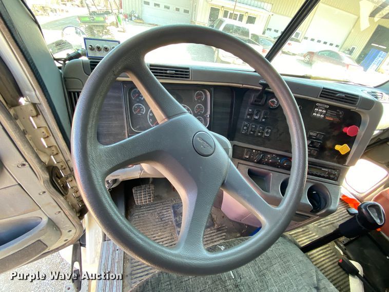 image for item HR9477 2006 Freightliner Columbia  semi truck