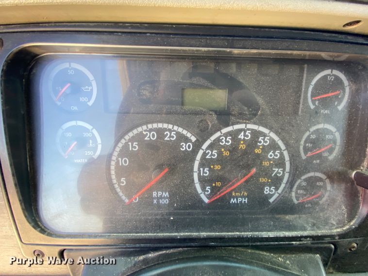 image for item HR9477 2006 Freightliner Columbia  semi truck