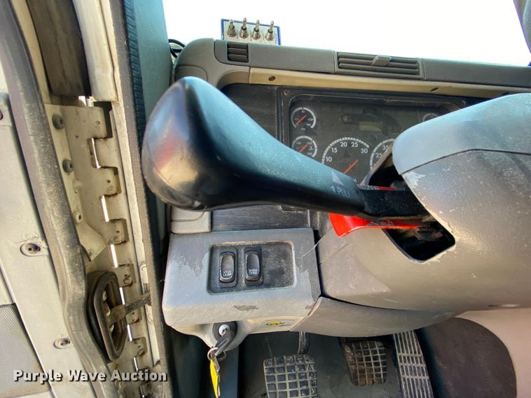 image for item HR9477 2006 Freightliner Columbia  semi truck