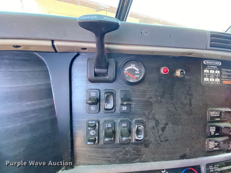 image for item HR9477 2006 Freightliner Columbia  semi truck