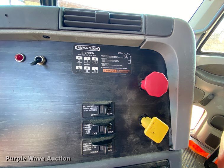 image for item HR9477 2006 Freightliner Columbia  semi truck