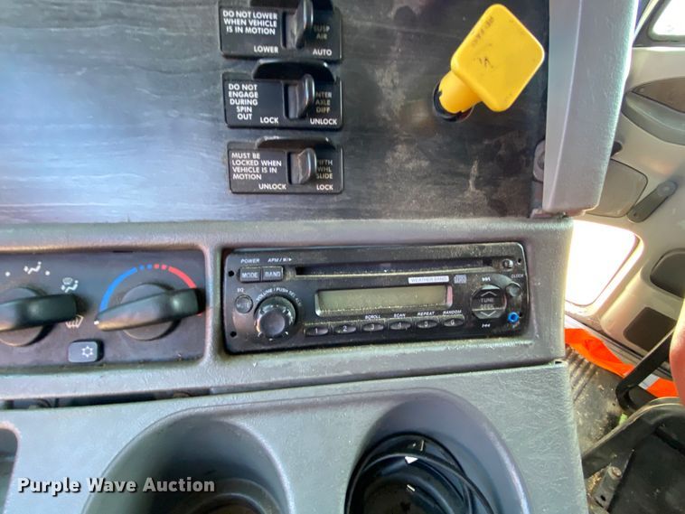 image for item HR9477 2006 Freightliner Columbia  semi truck