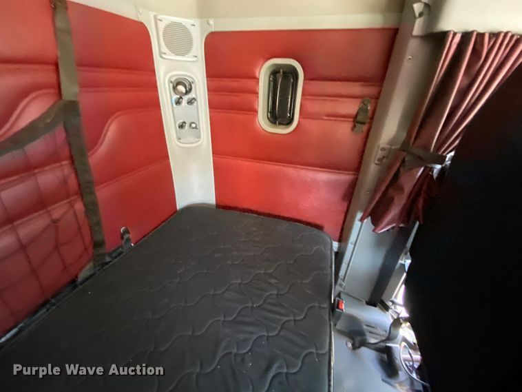 image for item HR9477 2006 Freightliner Columbia  semi truck