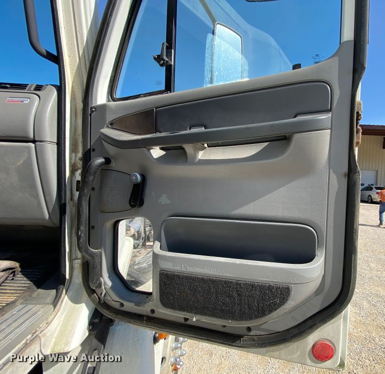 image for item HR9477 2006 Freightliner Columbia  semi truck