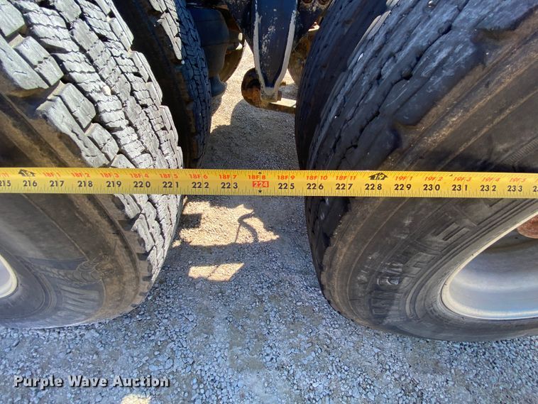 image for item HR9477 2006 Freightliner Columbia  semi truck