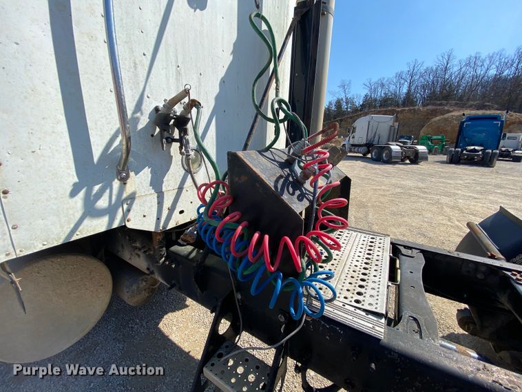 image for item HR9477 2006 Freightliner Columbia  semi truck