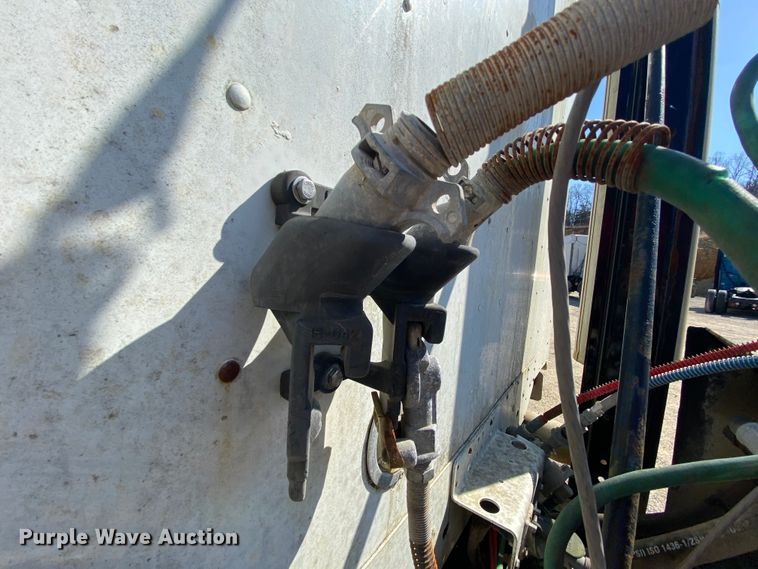 image for item HR9477 2006 Freightliner Columbia  semi truck