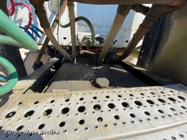 image for item HR9477 2006 Freightliner Columbia  semi truck