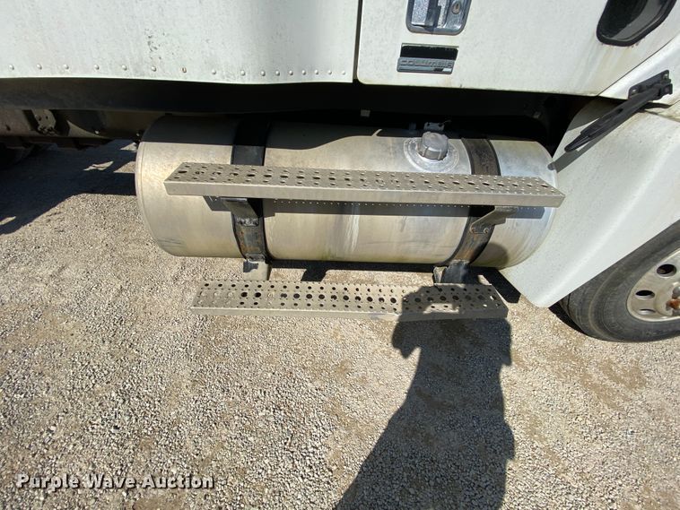 image for item HR9477 2006 Freightliner Columbia  semi truck