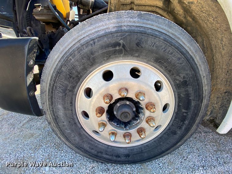 image for item HR9477 2006 Freightliner Columbia  semi truck