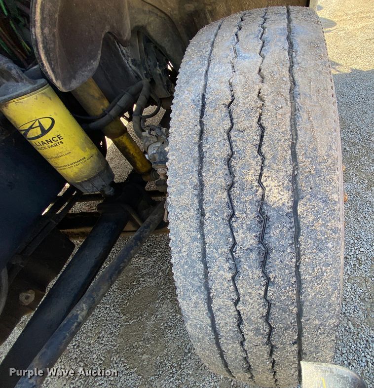 image for item HR9477 2006 Freightliner Columbia  semi truck