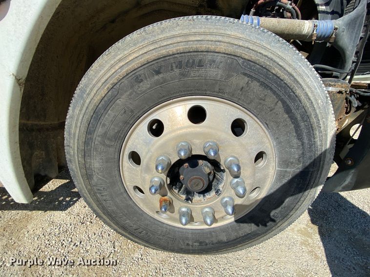 image for item HR9477 2006 Freightliner Columbia  semi truck