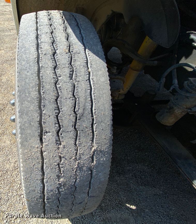 image for item HR9477 2006 Freightliner Columbia  semi truck