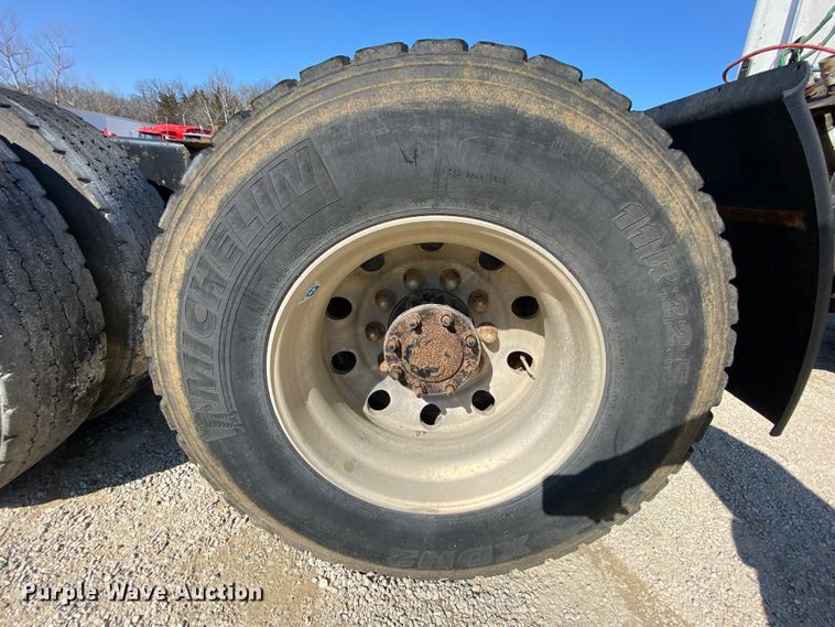 image for item HR9477 2006 Freightliner Columbia  semi truck