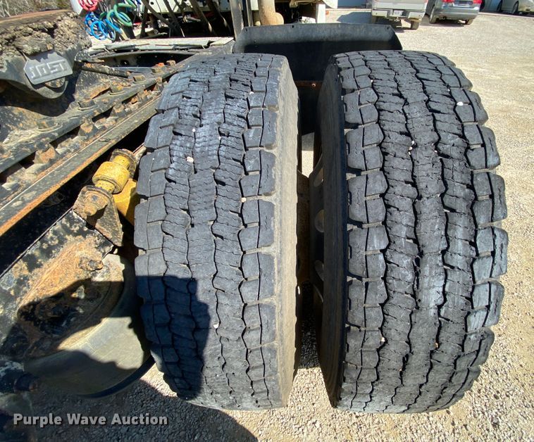 image for item HR9477 2006 Freightliner Columbia  semi truck