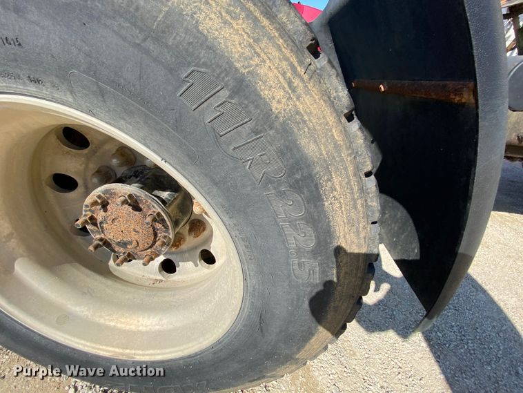 image for item HR9477 2006 Freightliner Columbia  semi truck