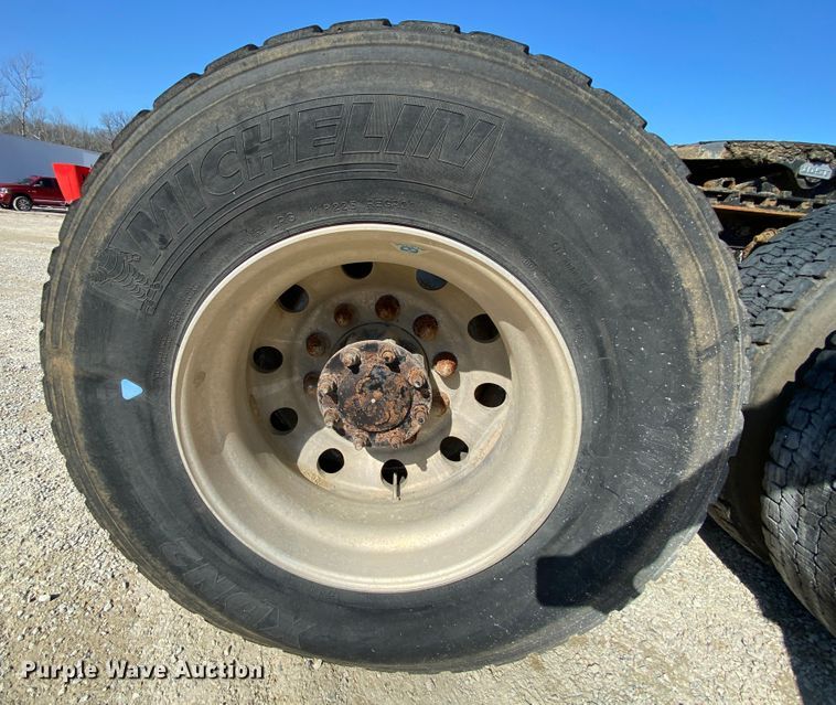 image for item HR9477 2006 Freightliner Columbia  semi truck