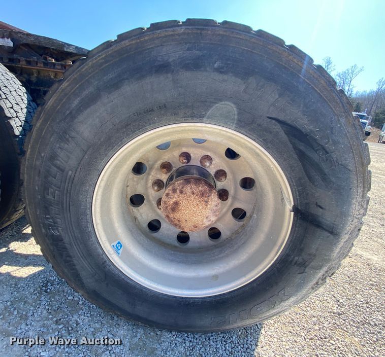 image for item HR9477 2006 Freightliner Columbia  semi truck