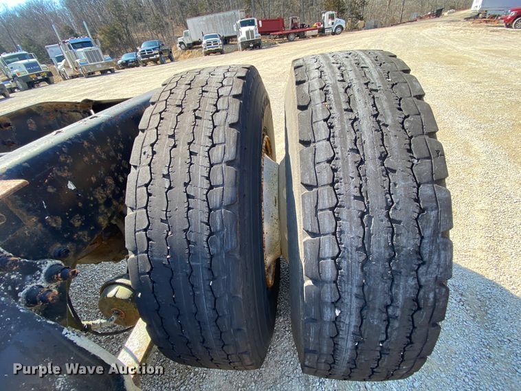 image for item HR9477 2006 Freightliner Columbia  semi truck