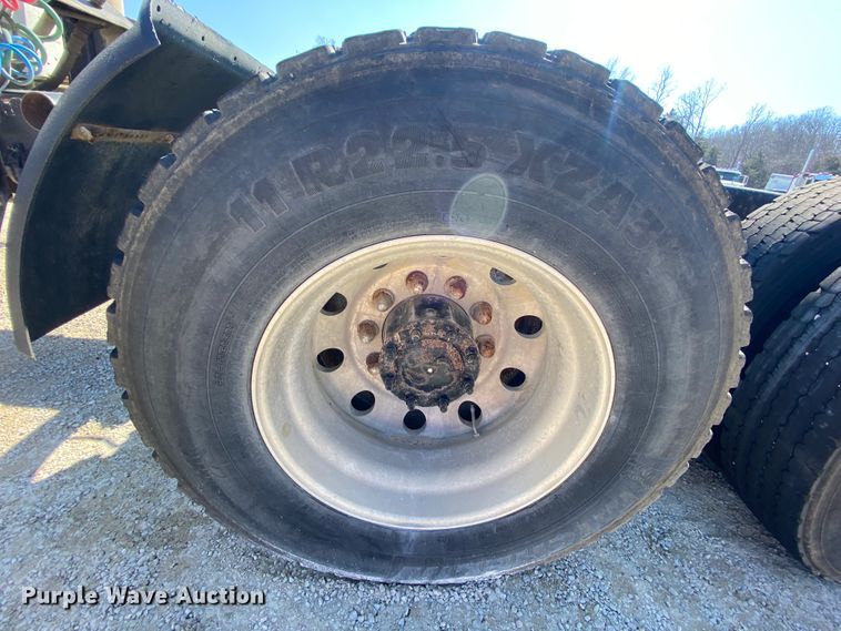 image for item HR9477 2006 Freightliner Columbia  semi truck