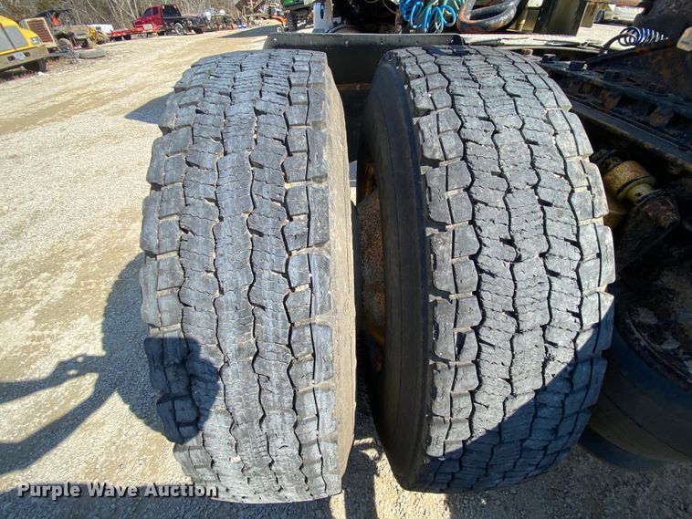 image for item HR9477 2006 Freightliner Columbia  semi truck