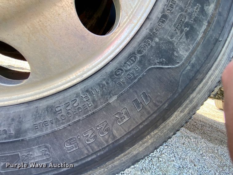 image for item HR9477 2006 Freightliner Columbia  semi truck