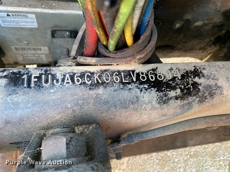 image for item HR9477 2006 Freightliner Columbia  semi truck