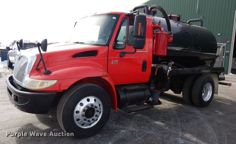 image for item HX9561 2007 International 4400  tank truck