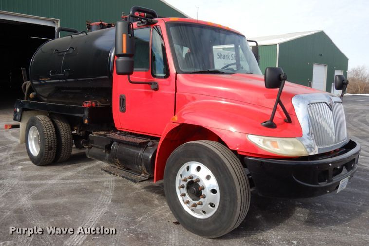 image for item HX9561 2007 International 4400  tank truck