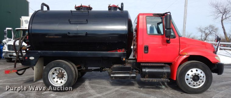 image for item HX9561 2007 International 4400  tank truck